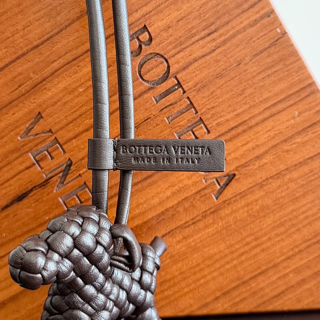 Batch 540 BOTTEGA VENETA2025 new puppy🐕 style pendant Braided puppy is online😎 Leather braided puppy style pendant can be hung on any handbag, and it is as cute, delicate and colorful as it matches with a bag. Cute and cute, it will touch your heart at any time. It can be hung on bags or keychains. Who can resist such a cute puppy? Style number: 807068